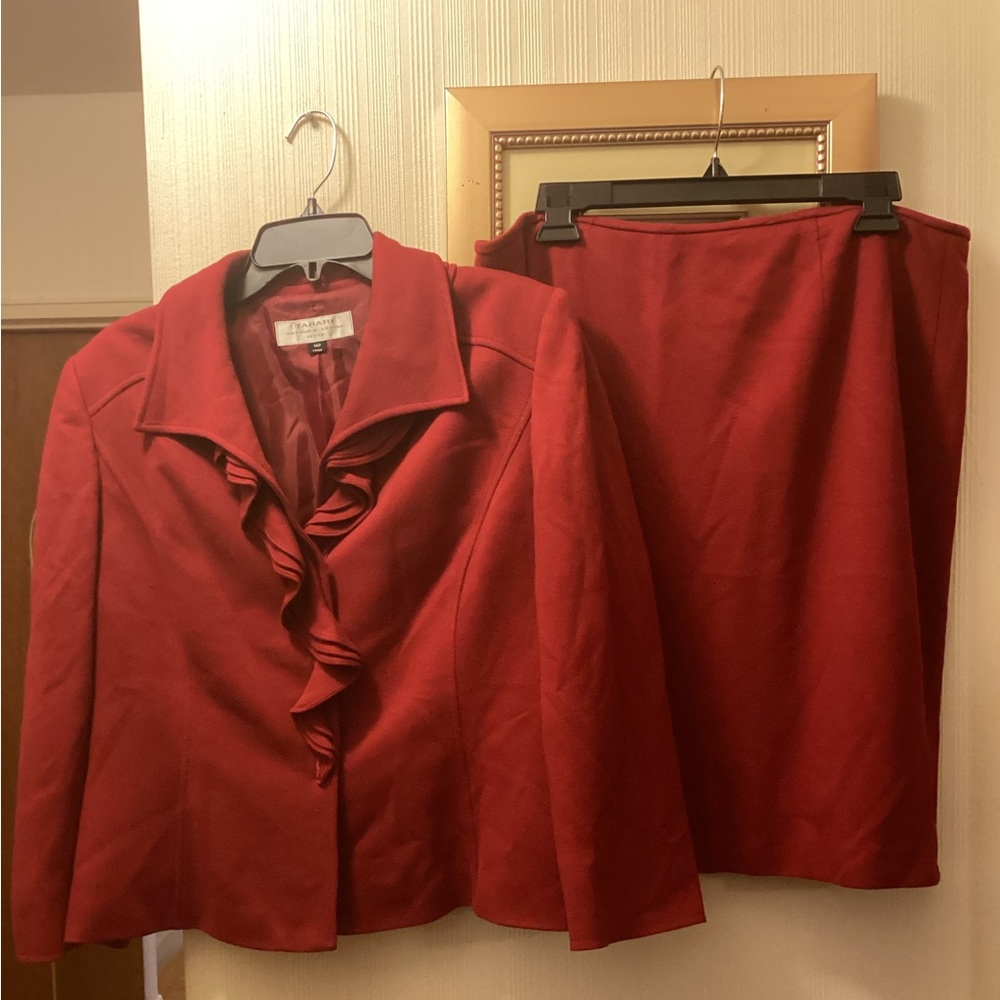 TAHARI ARTHUR S. LEVINE RED 2-PIECE SKIRT & JACKET FULLY LINED SUIT. SZ 14P.$35.